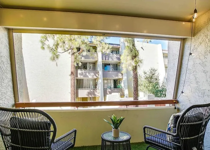 Heated Pool & Hot Tub-walk To Old Town Condo! Holiday home *