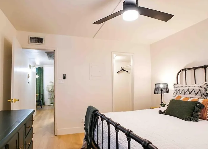Heated Pool & Hot Tub-walk To Old Town Condo!