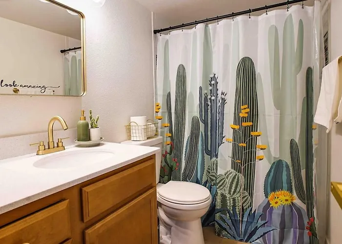 Holiday home Heated Pool & Hot Tub-walk To Old Town Condo! *