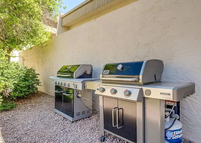 Heated Pool & Hot Tub-walk To Old Town Condo! Holiday home Scottsdale