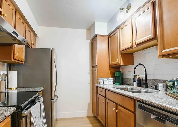 Heated Pool & Hot Tub-walk To Old Town Condo! Holiday home *