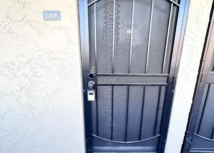 Heated Pool & Hot Tub-walk To Old Town Condo! Holiday home *
