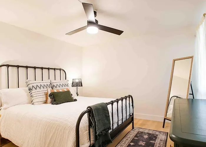 Heated Pool & Hot Tub-walk To Old Town Condo!