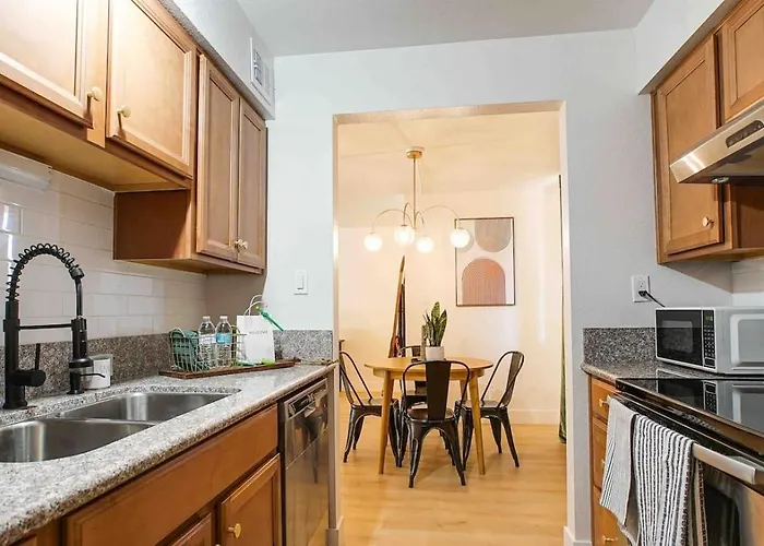 Holiday home Heated Pool & Hot Tub-walk To Old Town Condo!